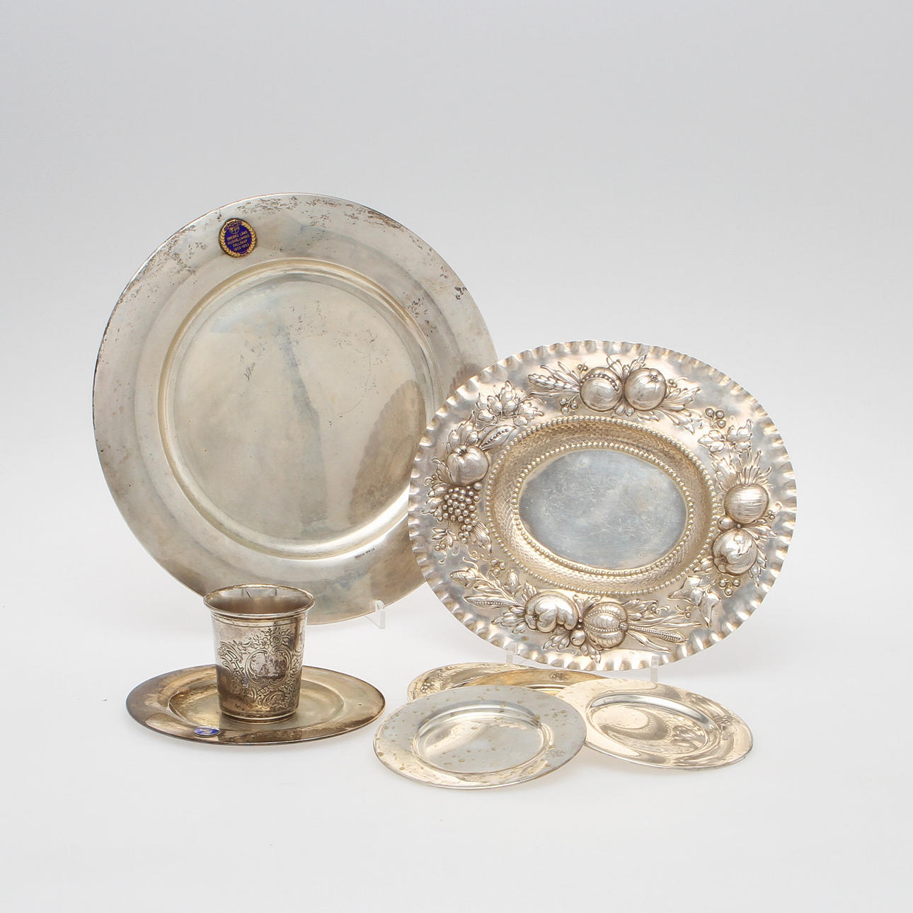 FAT, 7 st samt BÄGARE, silver. Total vikt 1050 gram.