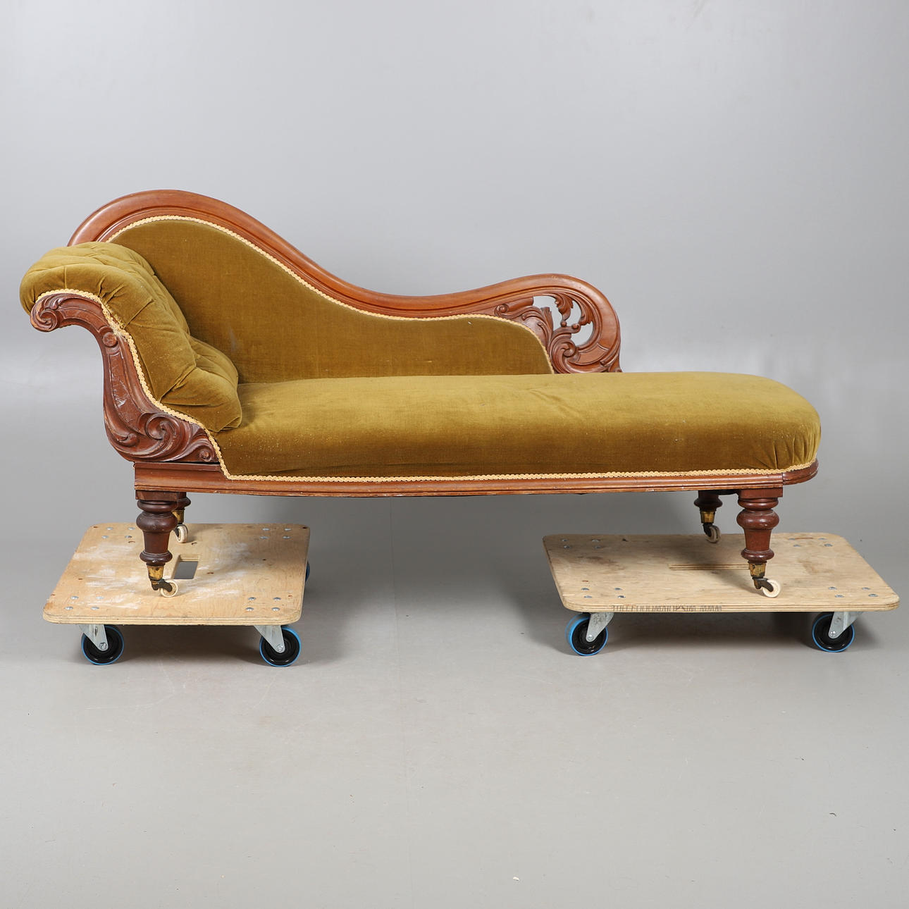 VICTORIAN MAHOGANY CHAISE LOUNGE.