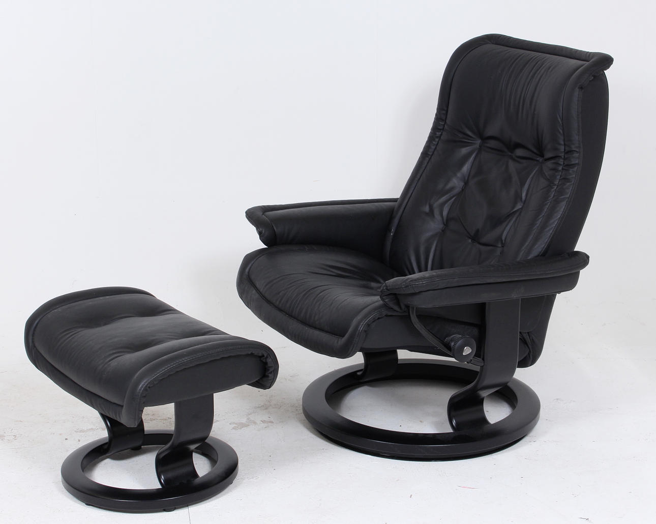 FÅTÖLJ MED FOTPALL, Skinn Ekornes "stressless", Norge.