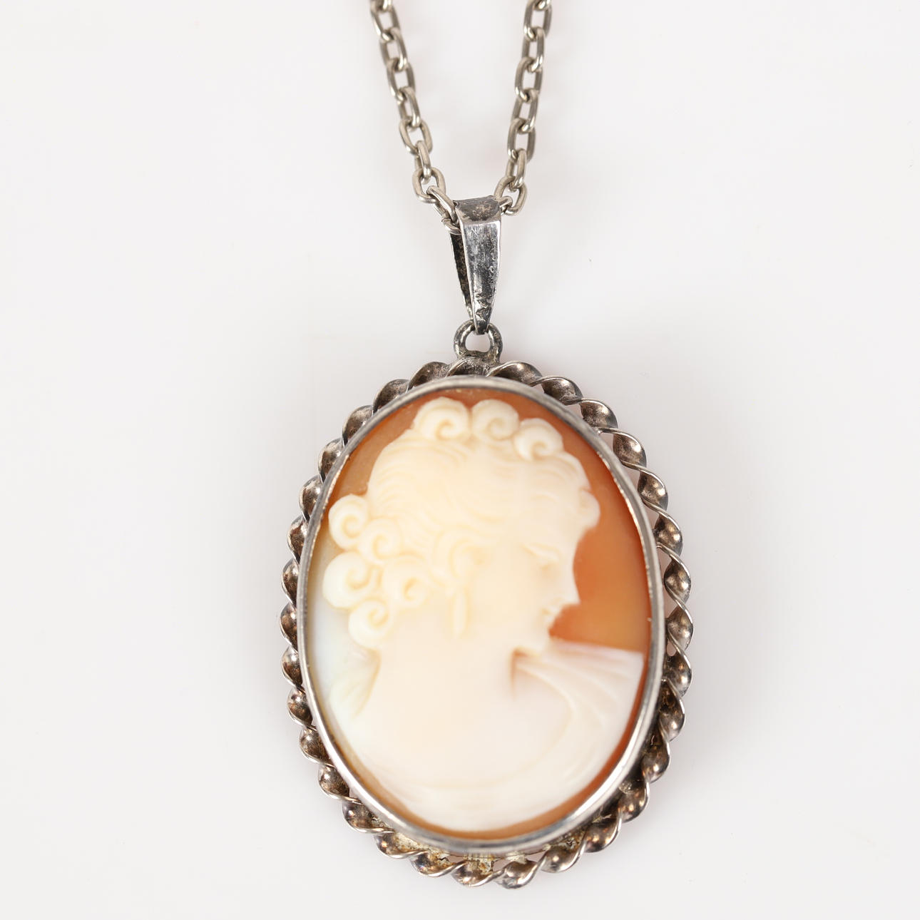 PENDANT WITH CHAIN, silver with camé.