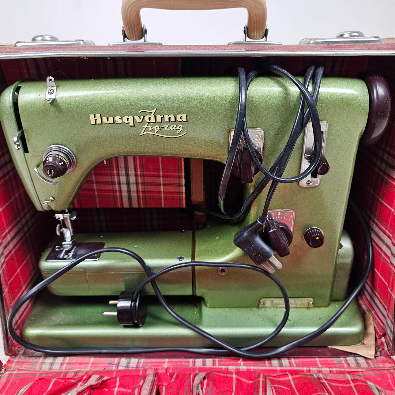 SEWING MACHINE, Husqvarna Zig-Zag.