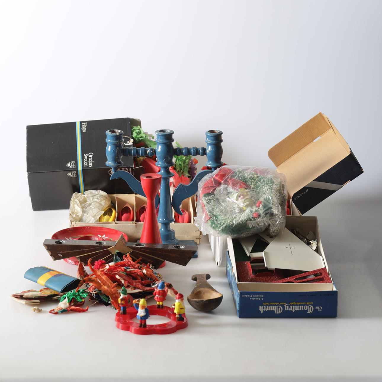 A Christmas present, circa 12 dlr, 20th century.