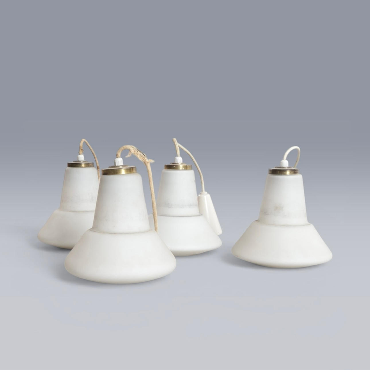 Four ceiling pendulums/kitchen pendulums, opal glass with brass top (4).