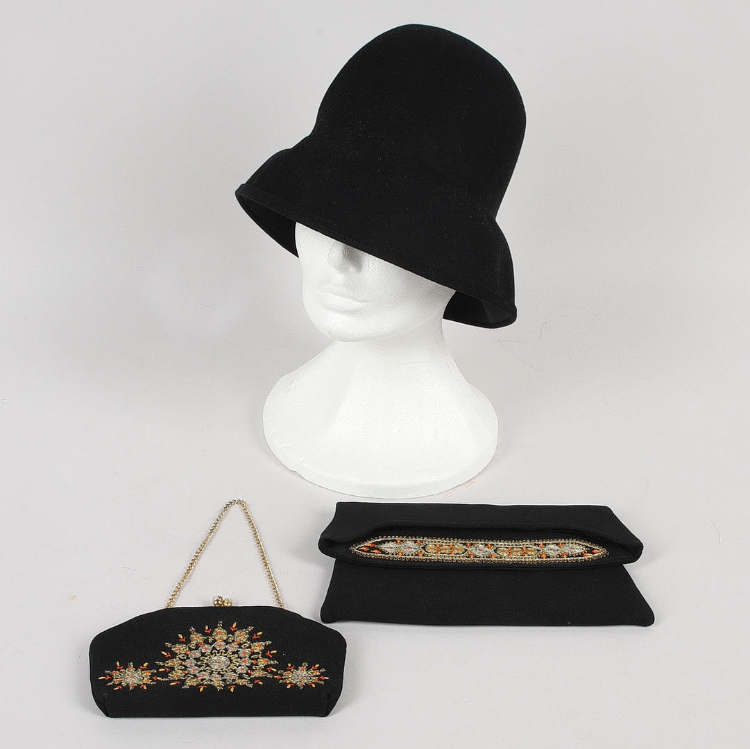 HATT & BRODERADE AFTONVÄSKOR, 3 st, textil, 1900-tal.