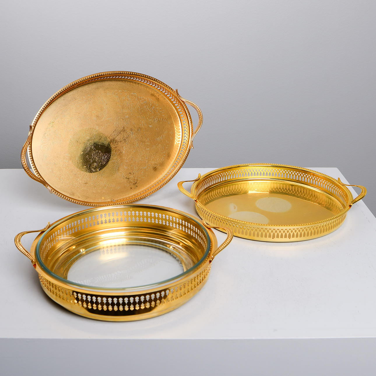SERVING TRAYS & SERVING TRAYS, yellow metal, 3 pieces.