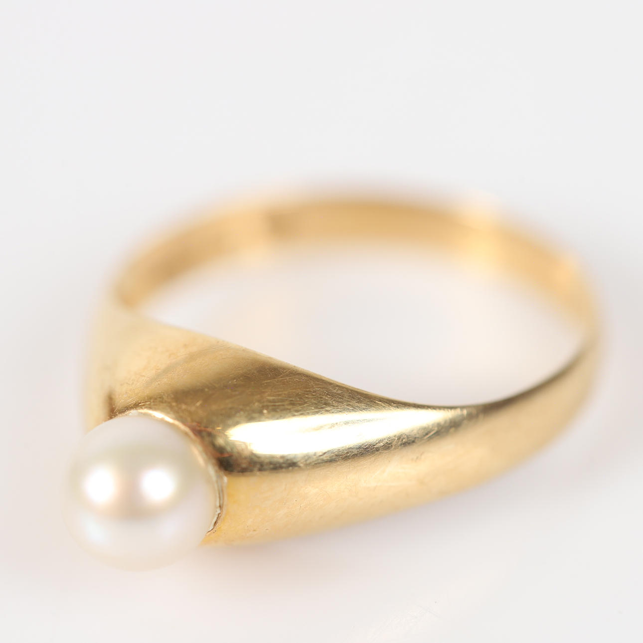 RING, 18 K gold with cultured pearl.