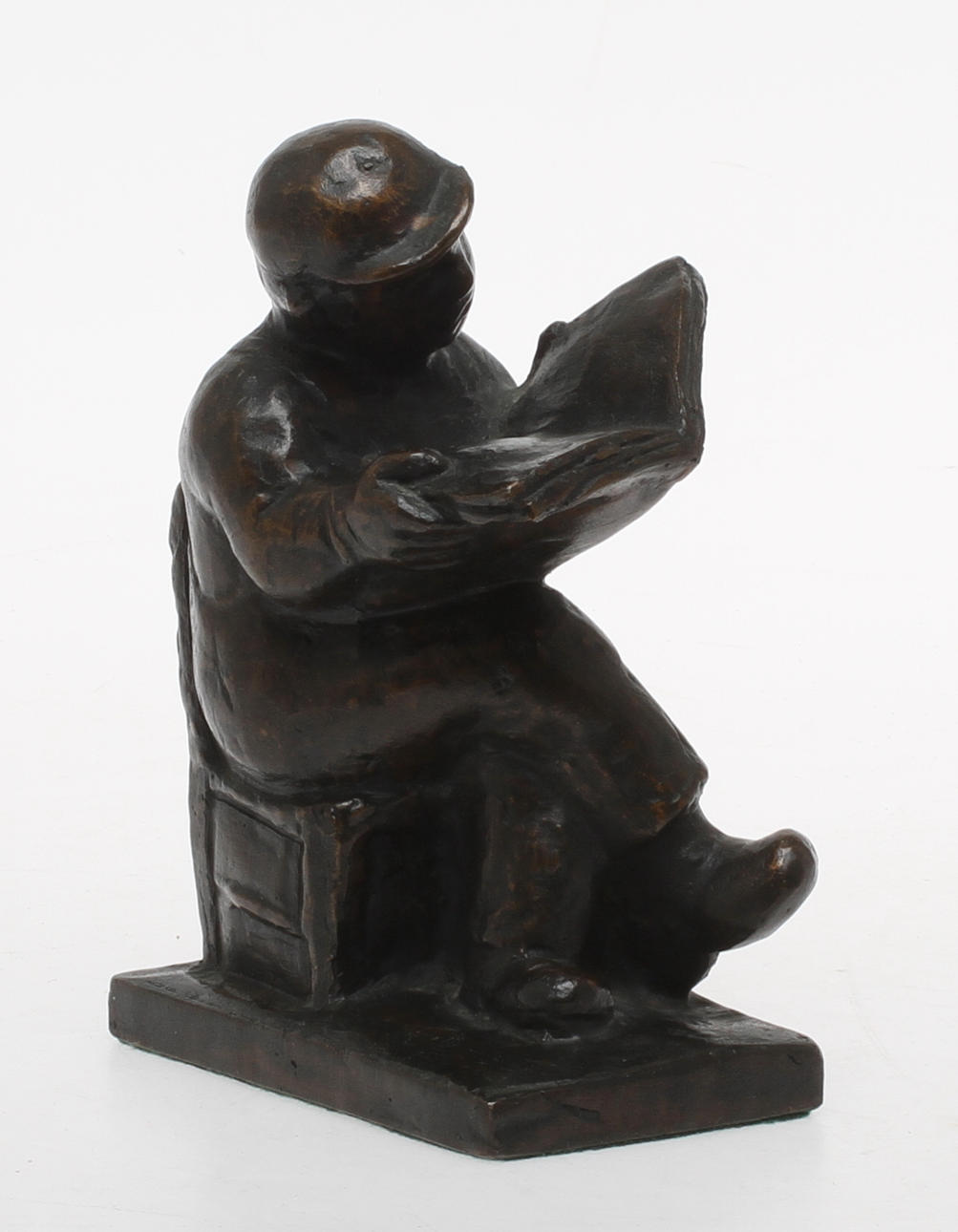 SVEN LUNDQVIST. Skulptur i brons, Tidningsläsare, signerad samt gjutarstämpel Herman Bergman.