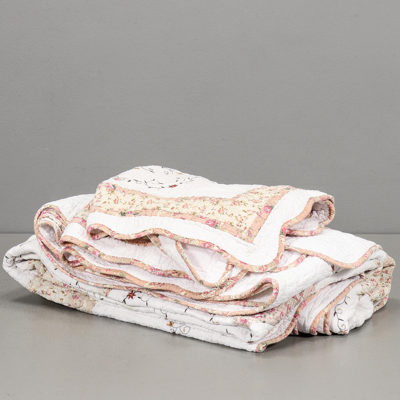 BEDSPREAD with 2 pillowcases.