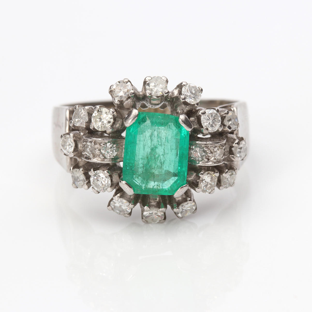 EMERALD RING 18K with diamonds.