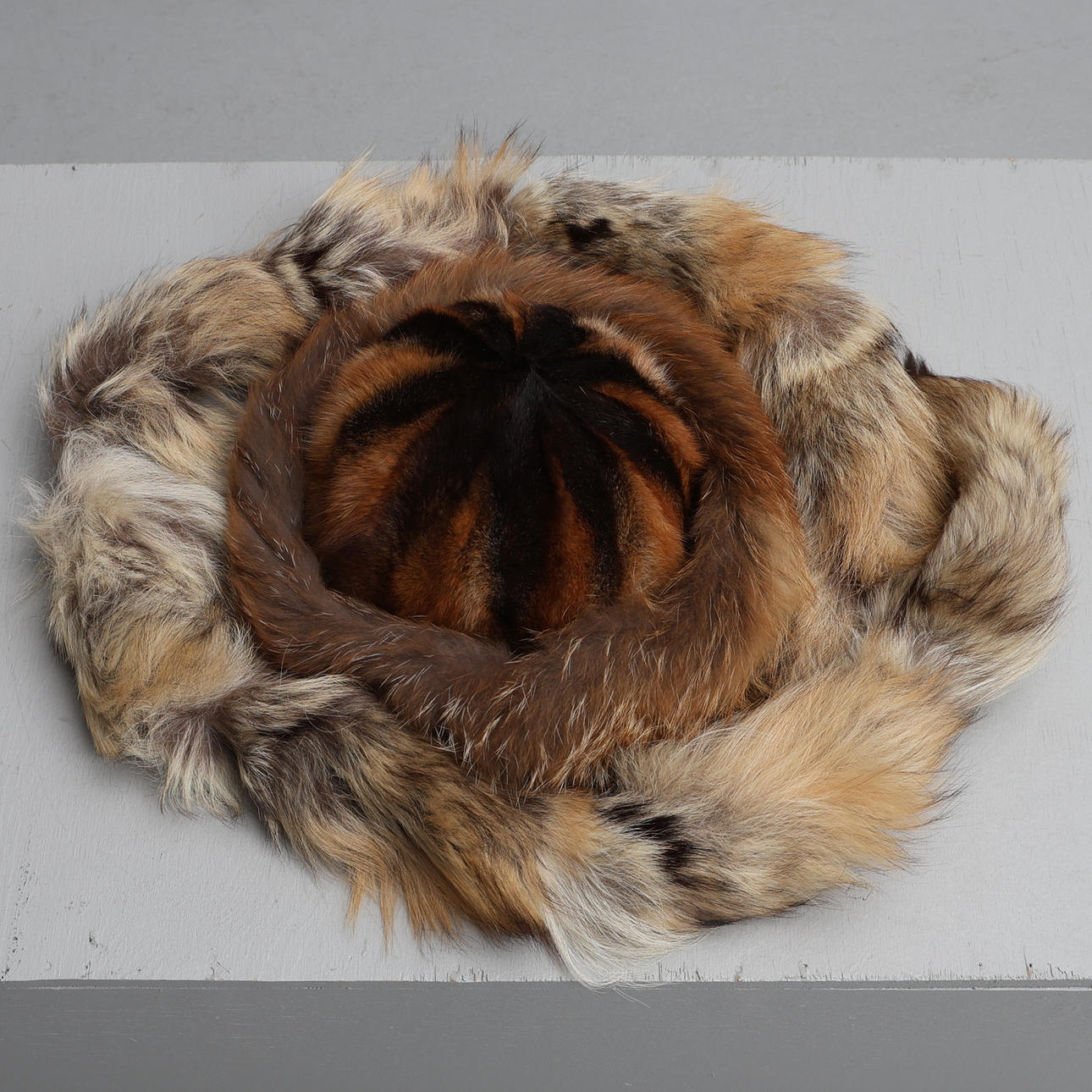 FUR CAP AND FOX BOA. Inner dimensions approx. 51 cm.