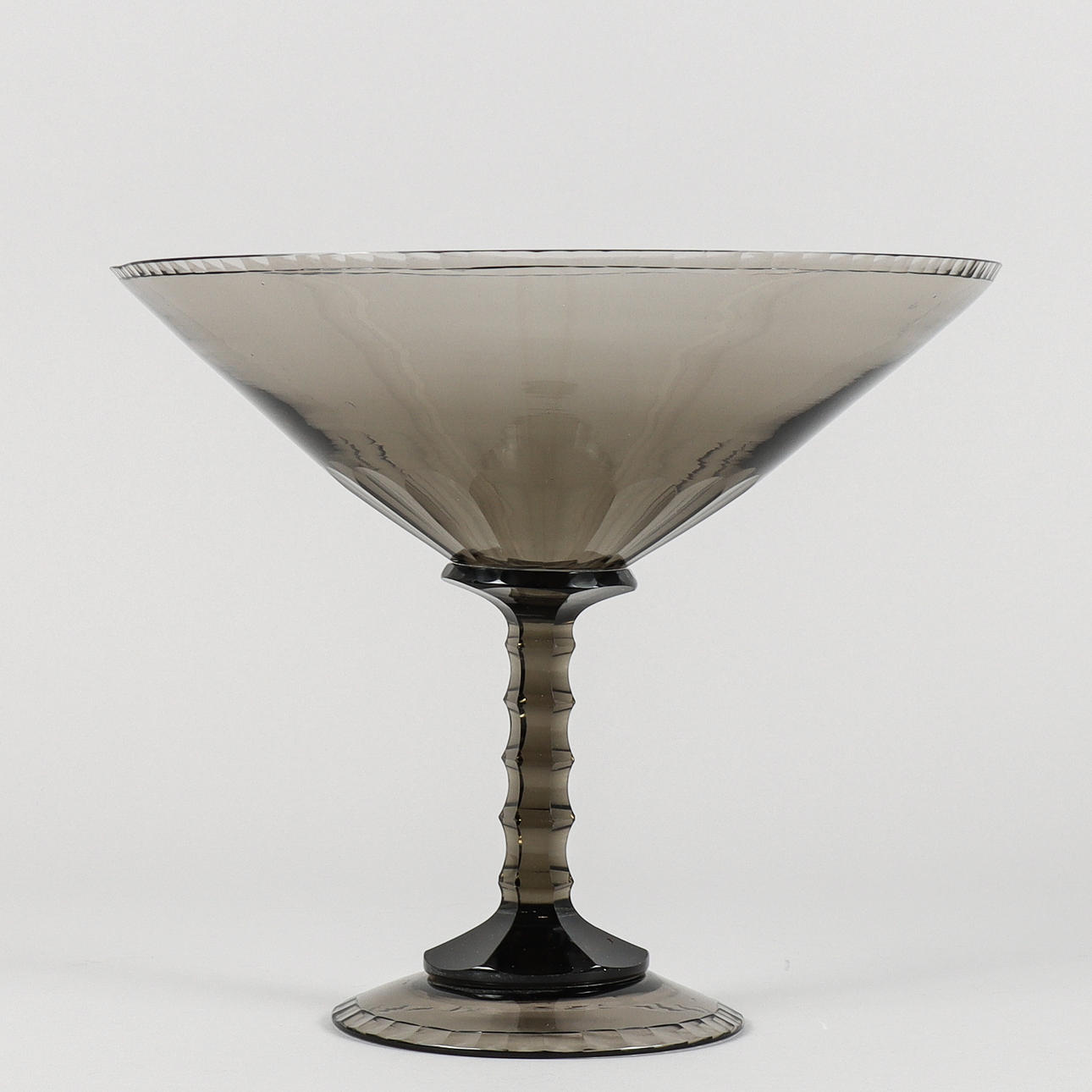 SIMON GATE. Cheers on feet.