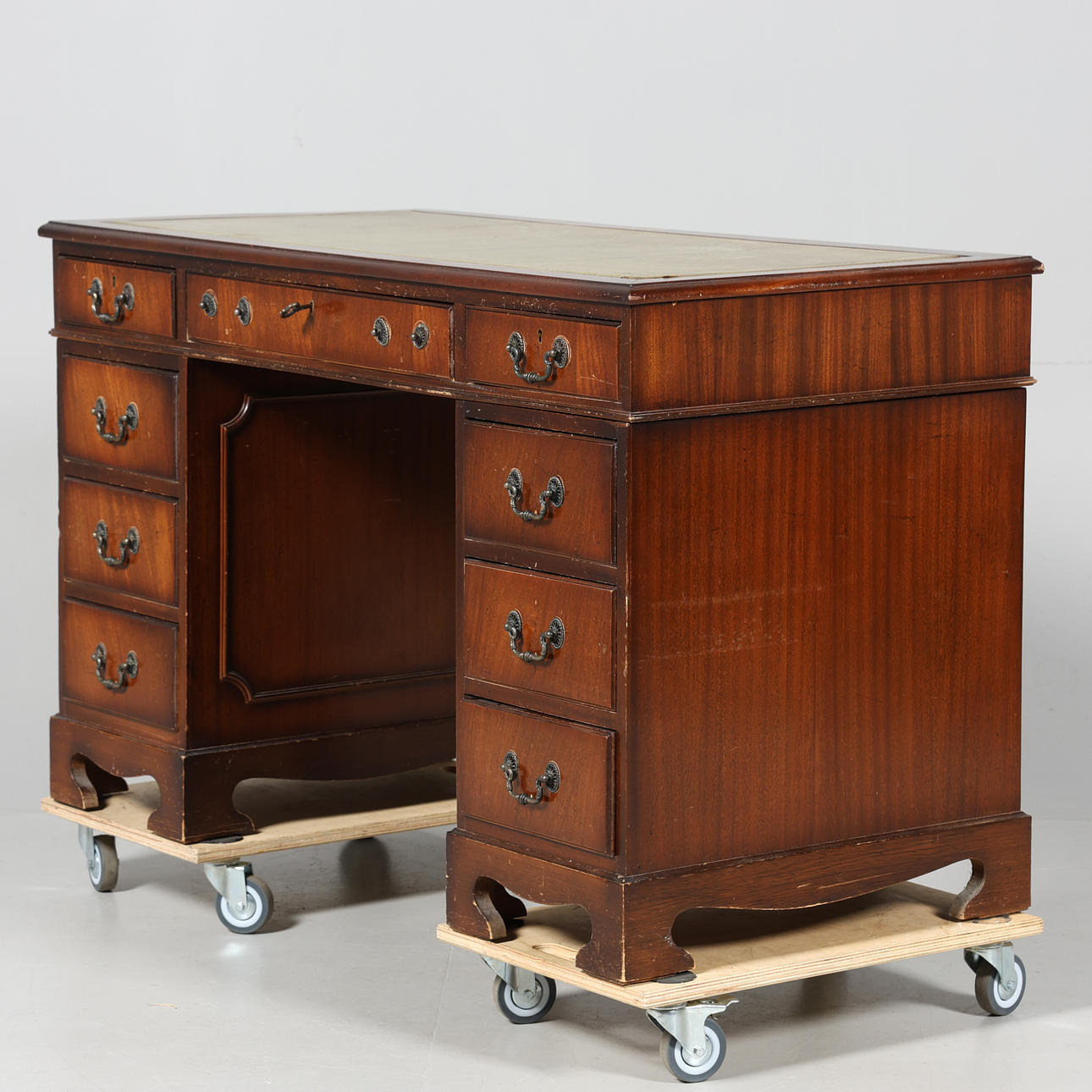 DESK, English style.