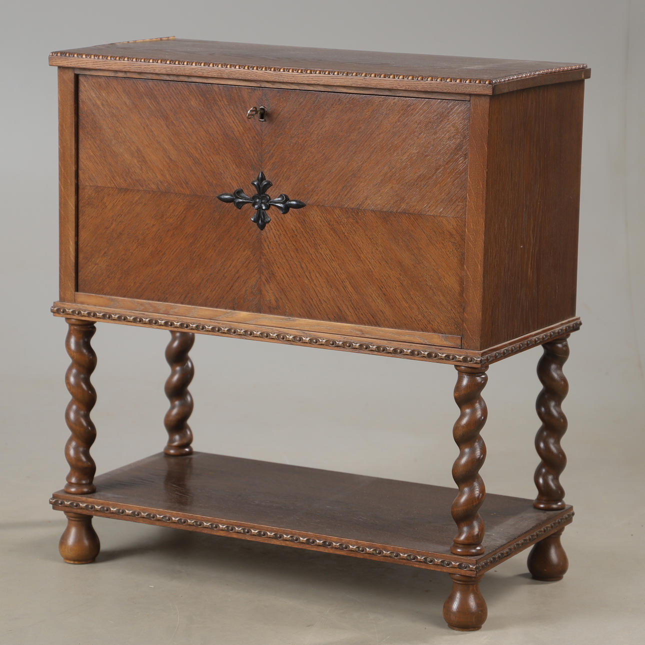 CUTLERY CHATULL, oak, baroque style.