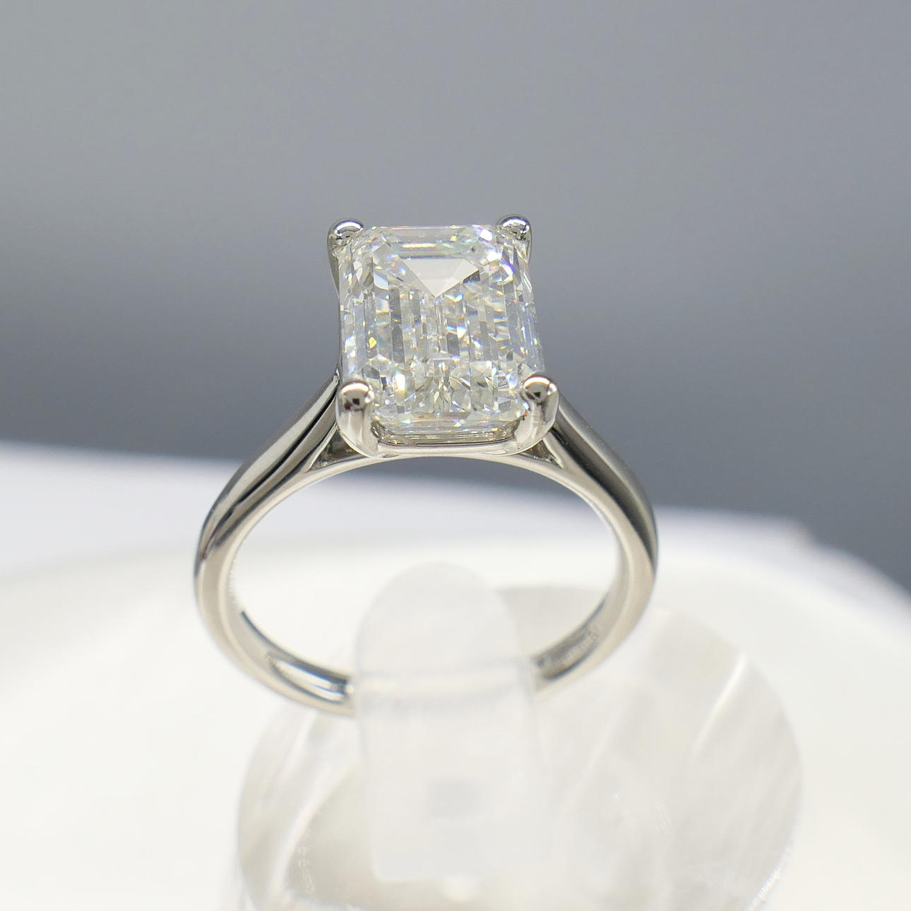 SOLITAIRE 4.03CT DIAMOND ring.