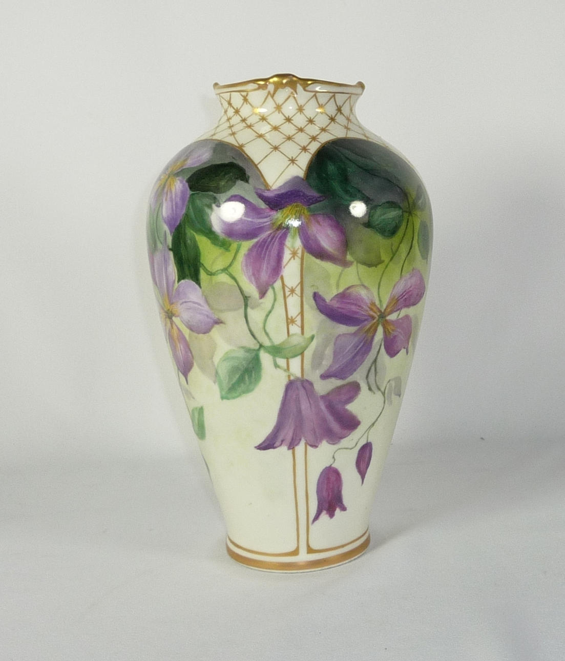 VAS MED DEKORATION AV CLEMATIS KPM Berlin, 1900-tal.