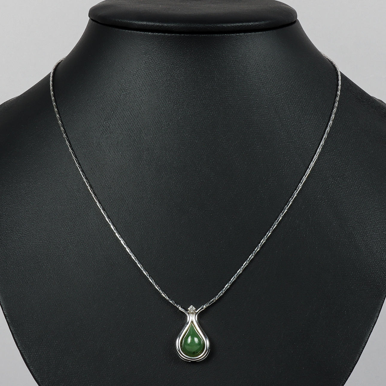 COLLIER, 18k vitguld med cabochonslipad jade.