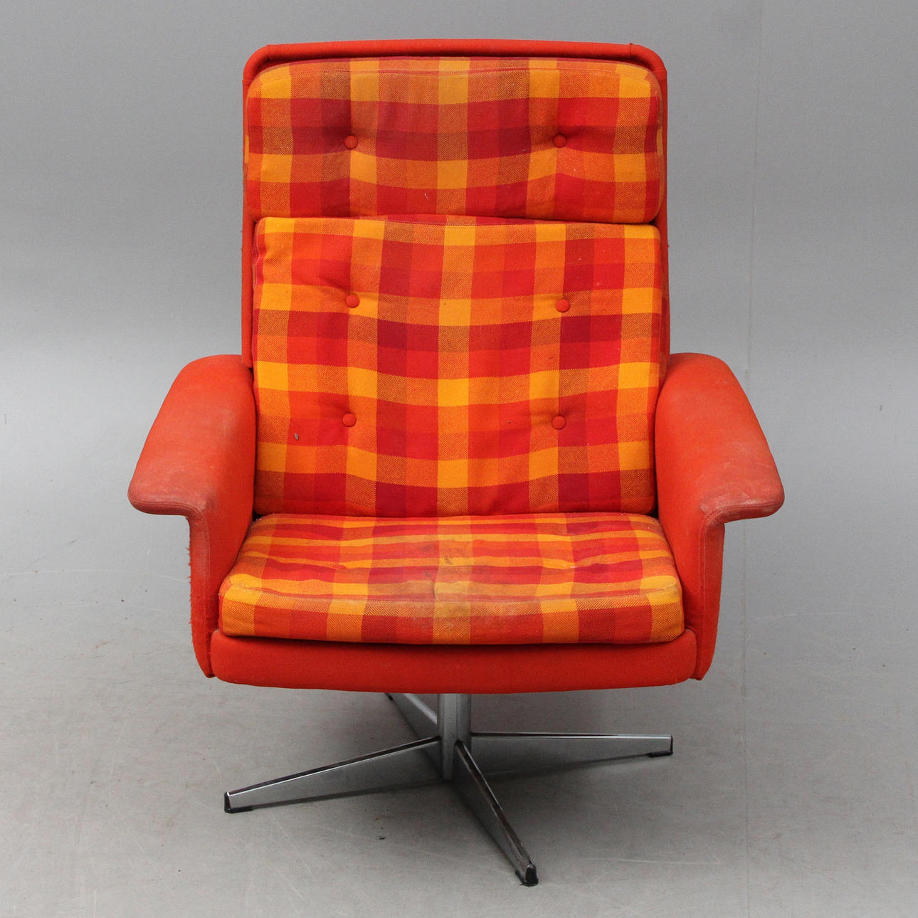 SPINNING ARMCHAIR, orange.