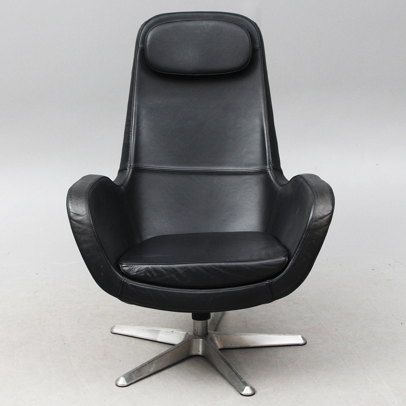 SWIVEL ARMCHAIR, LEATHER.