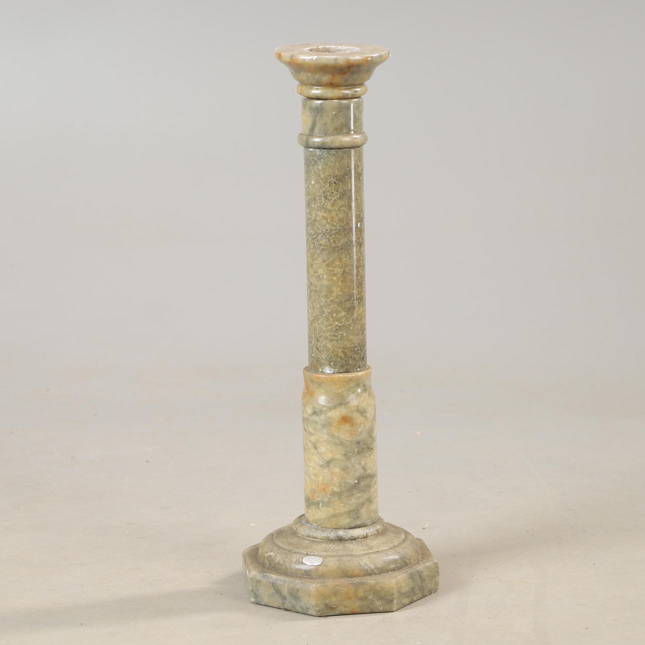 GOLVLJUSSTAKE, sten, 1900-talets andra hälft.