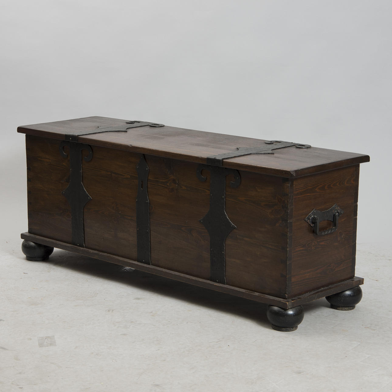 KISTA, betsad fur med smidesbeslag, tidigt 1900-tal.