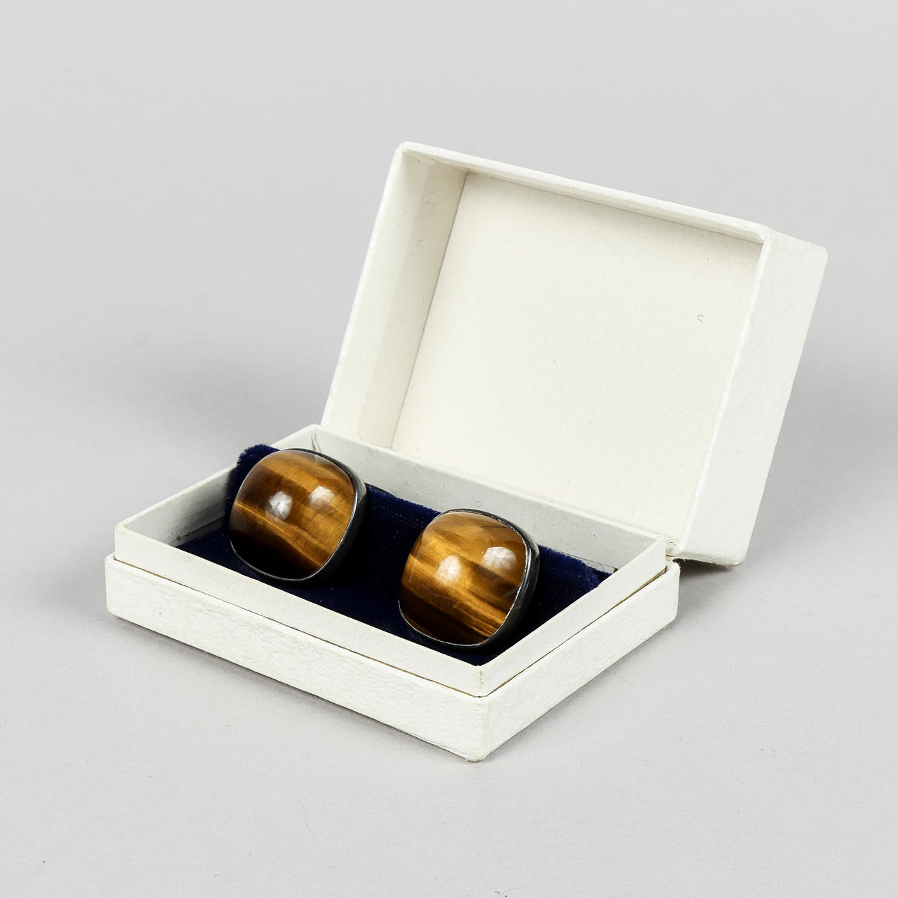 MANSCHETTKNAPPAR ett par, silver med tigeröga.