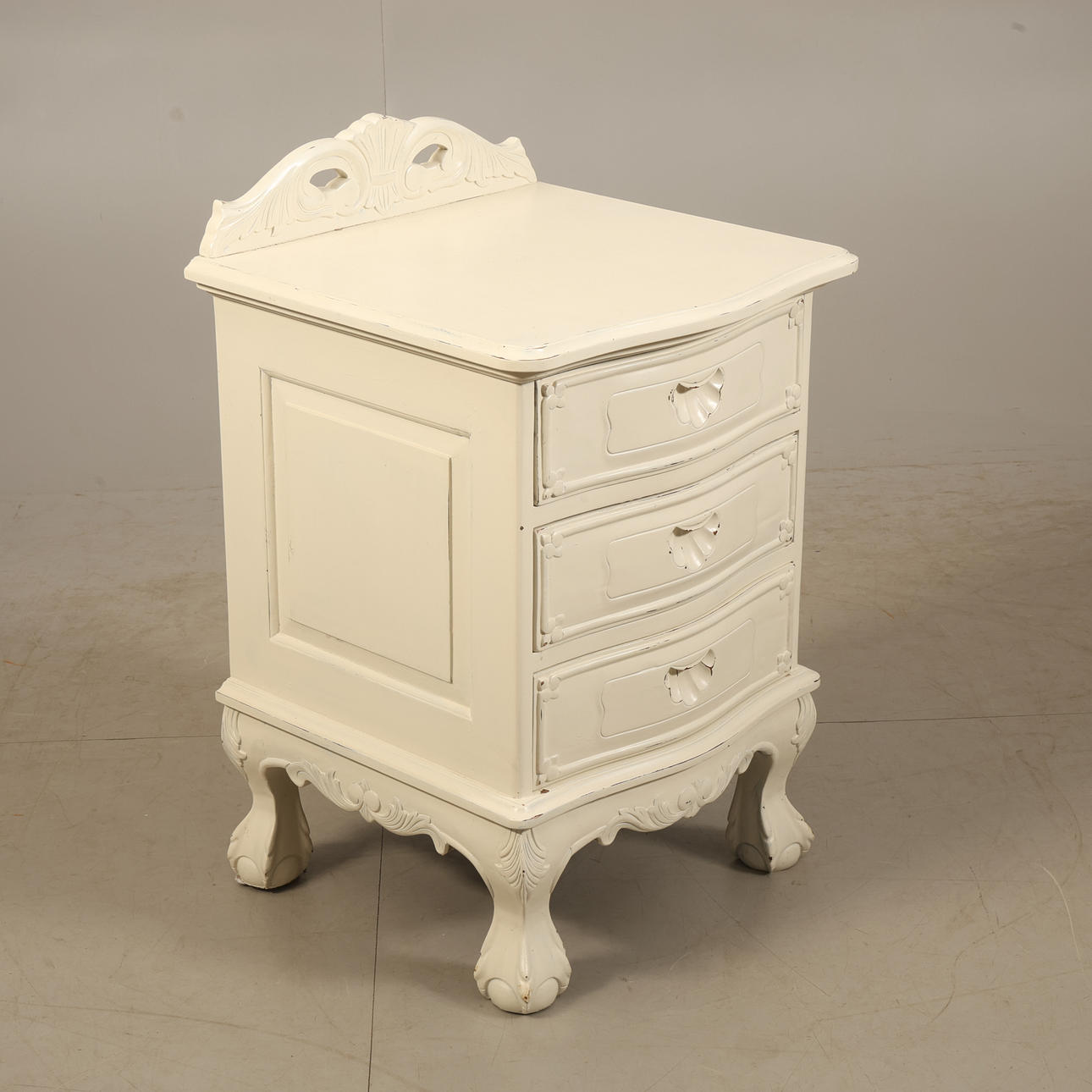 BYRÅ, vitmålade i rokokostil, samtida.