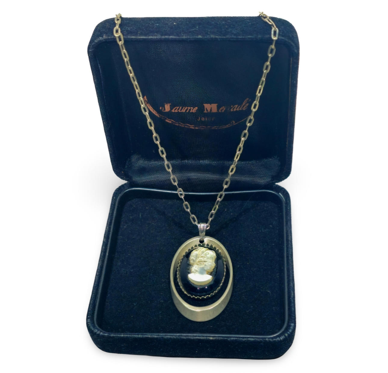 Cameo metal pendant with chain.
