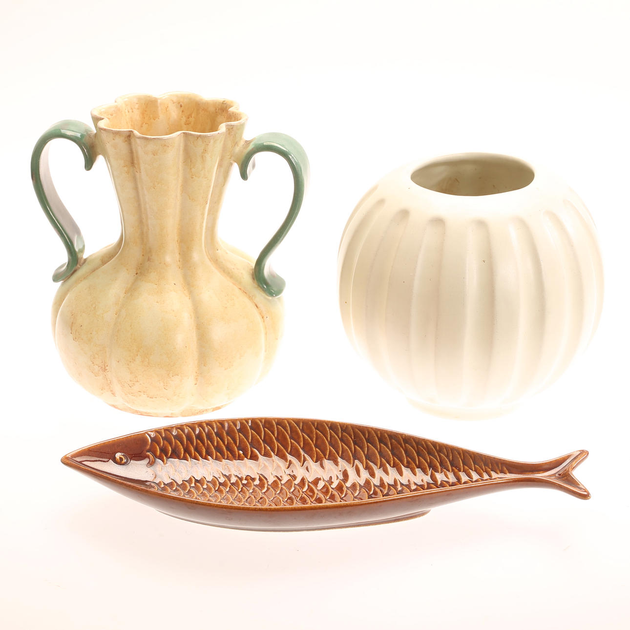 ASSORTED CERAMICS, 3 pieces.