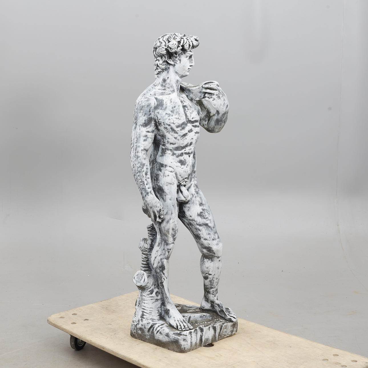 TRÄDGÅRDSSKULPTUR, Föreställande David efter Michelangelo.