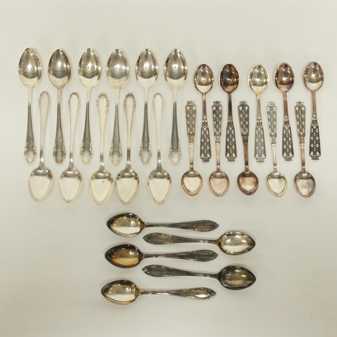 COFFEE AND TEA SPOONS, SILVER, 26 PIECES.