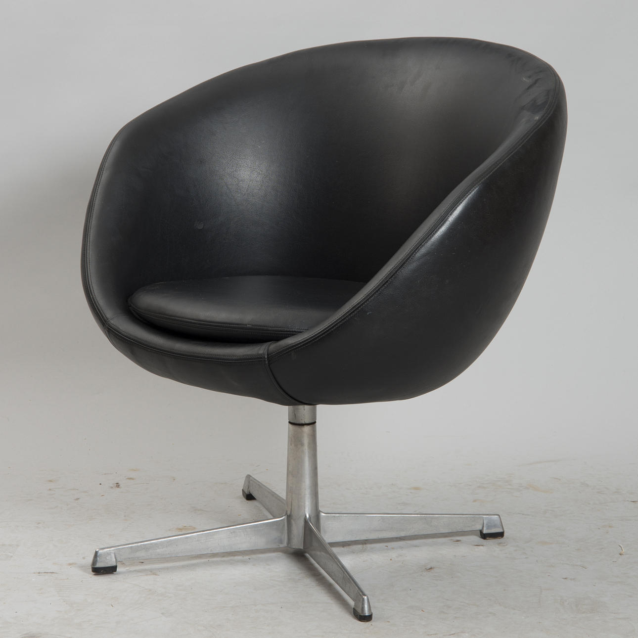 SNURRFÅTÖLJ, konstskinn, 1960/1970-tal.