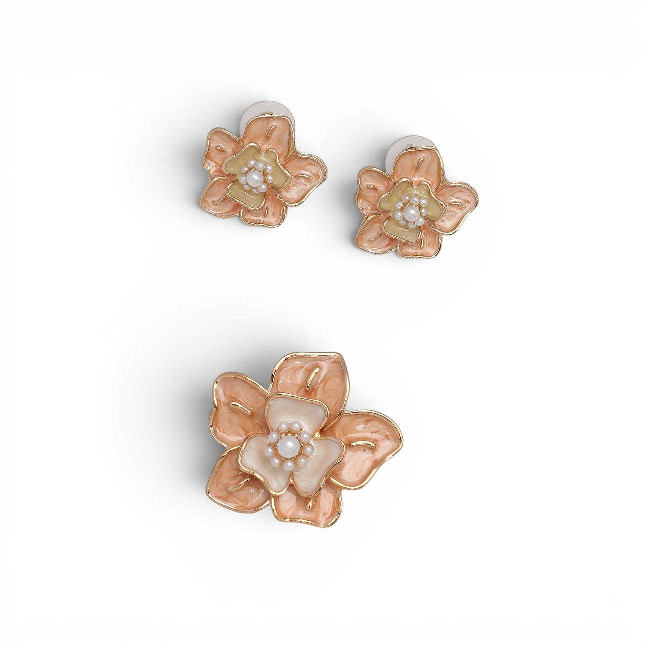 Pendientes y broche en forma de flores.
