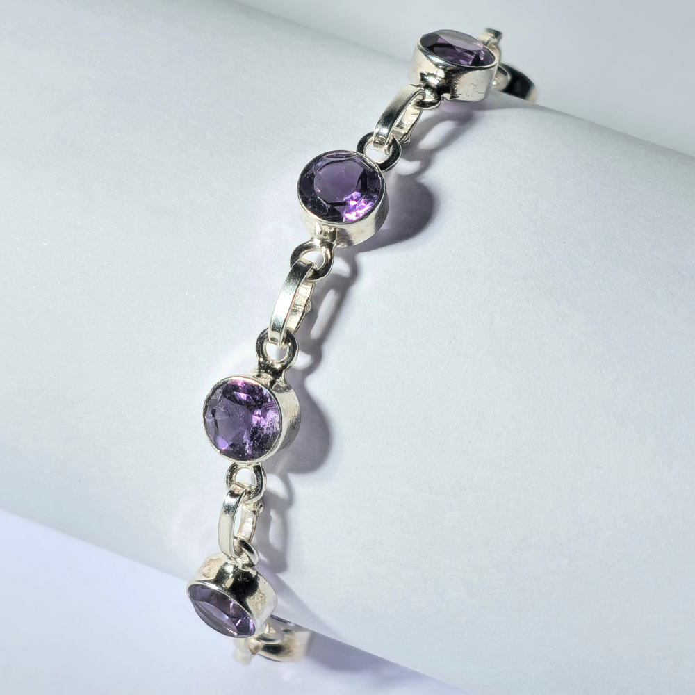 BRACELET IN SILVER AND NATURAL AMETHYSTS.