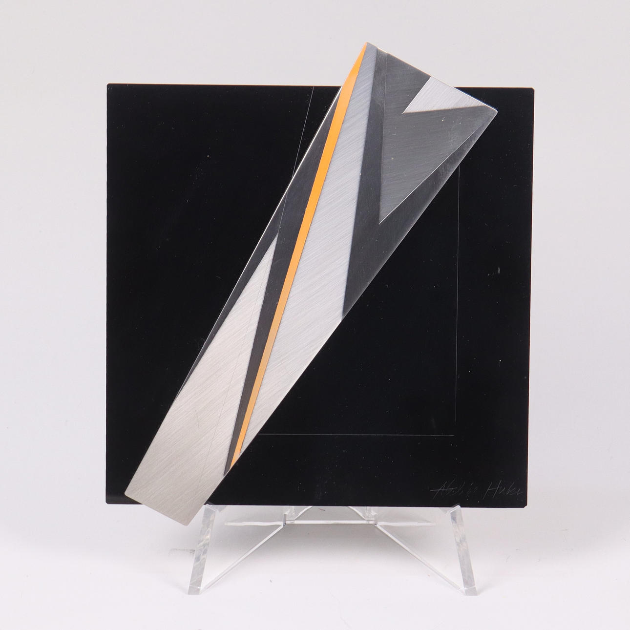 ALEXIUS HUBER. väggrelief, borstat stål samt plexiglas.