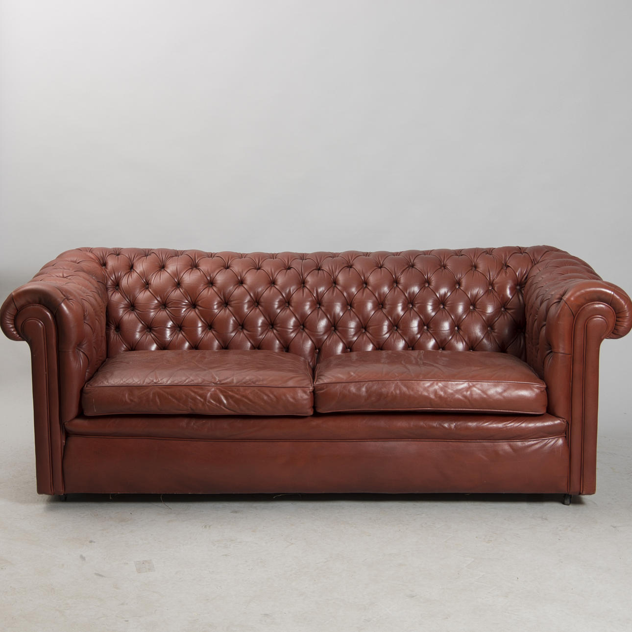 SOFFA, brunrött skinn, Chesterfieldmodell.