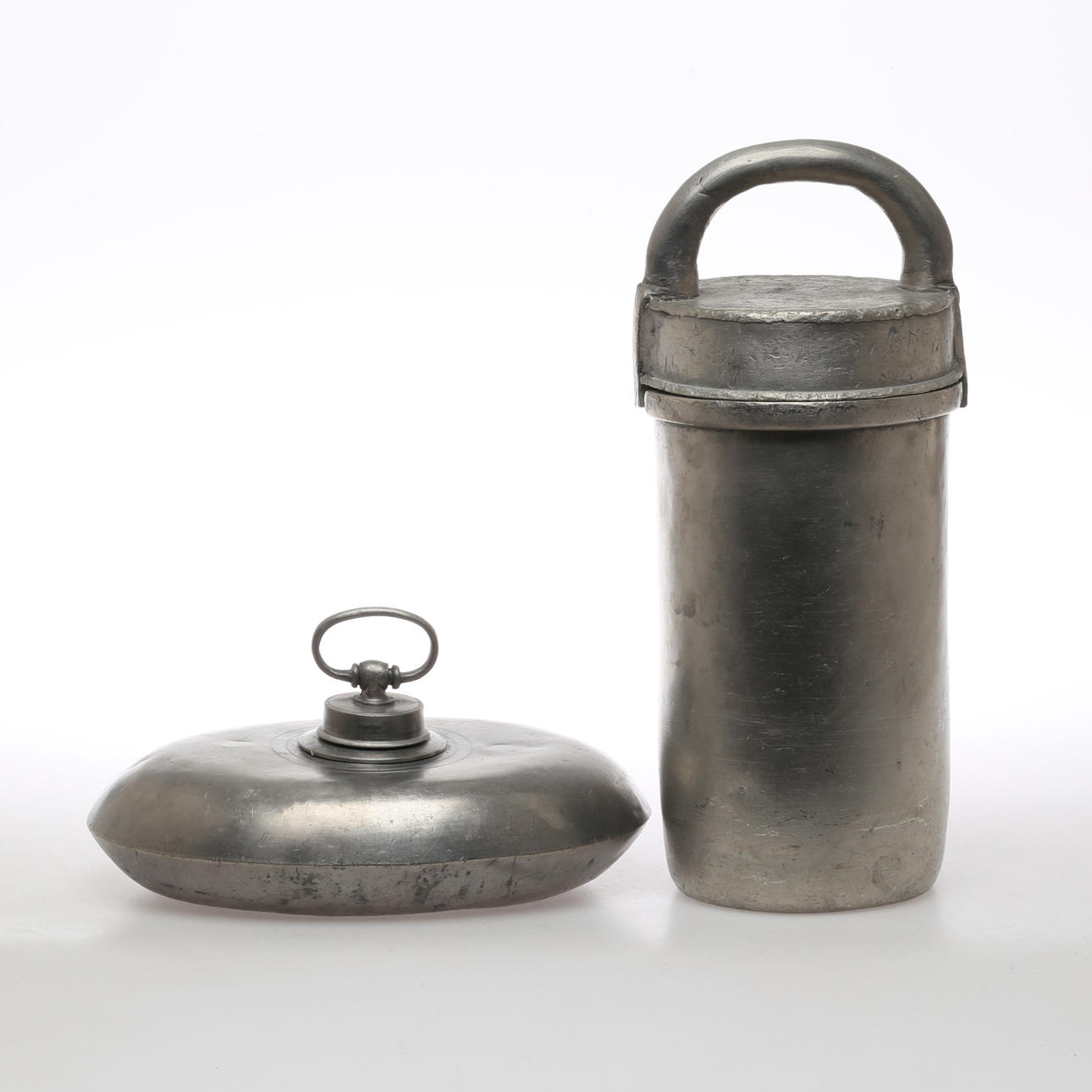 SÄNGVÄRMARE samt BEHÅLLARE, tenn, 1800-tal.