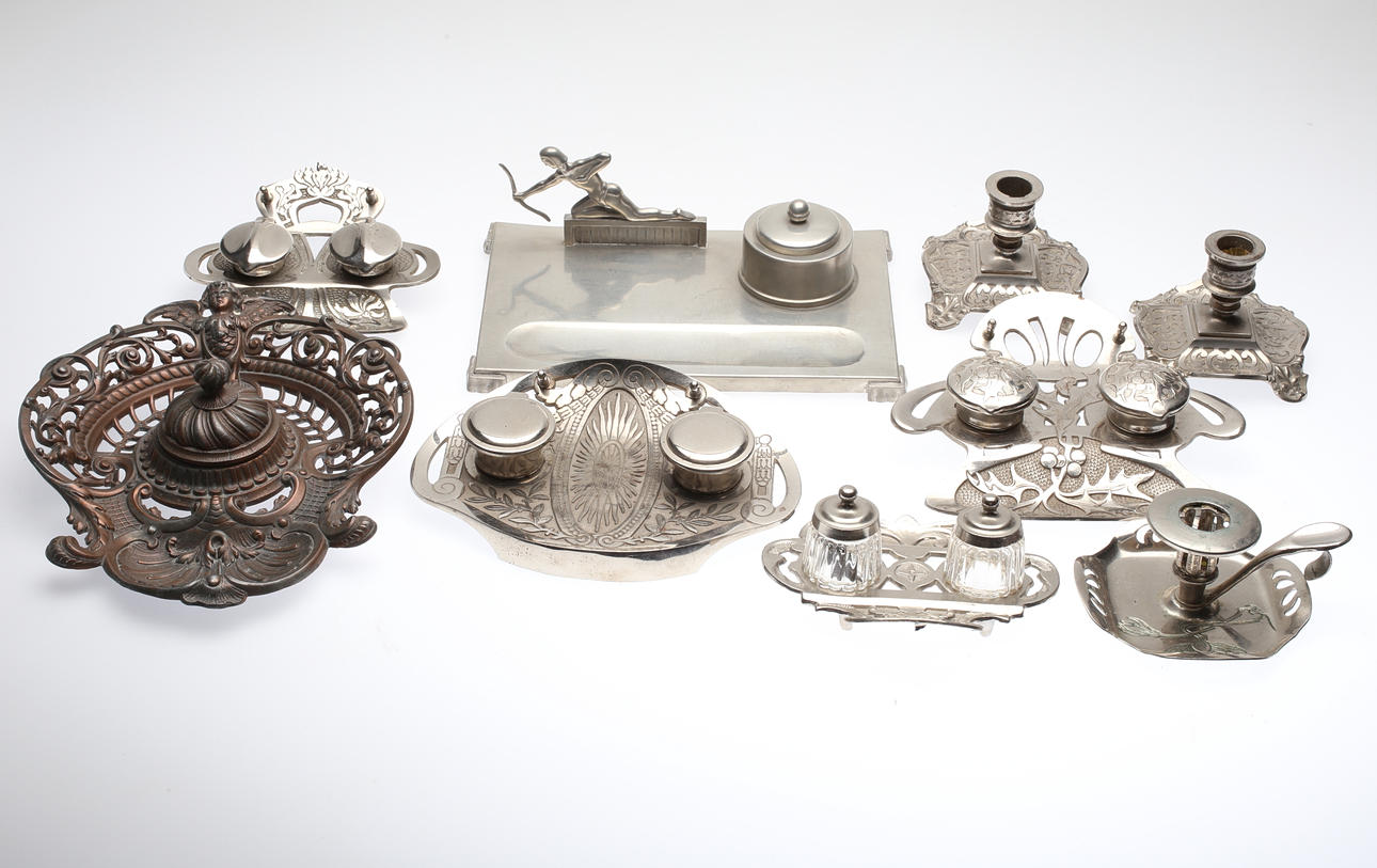 SAMLING SKRIVSTÄLL, 9 delar, vitmetall, 1900-talets början.