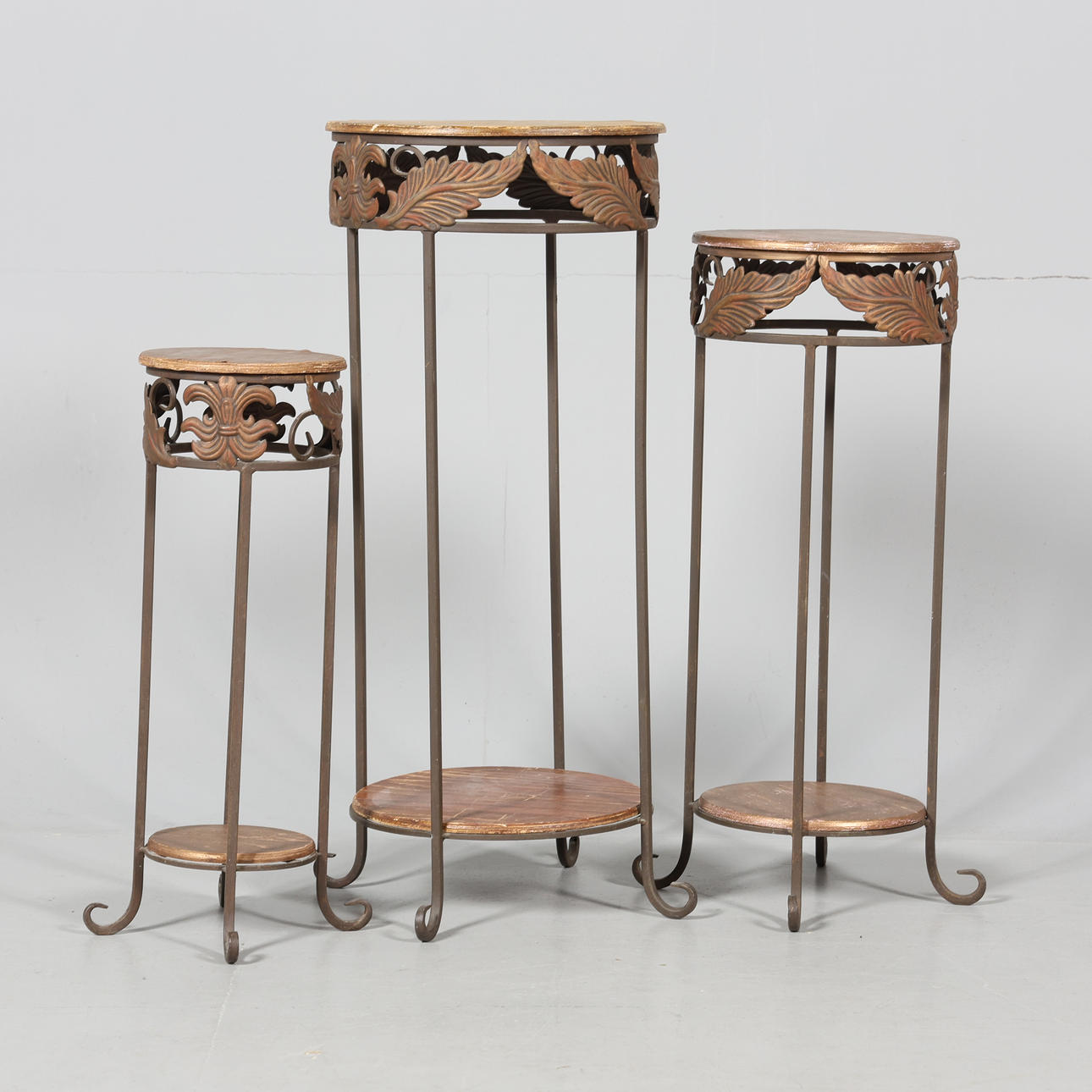 PIEDESTALER, 3 stycken, metall samt trä.