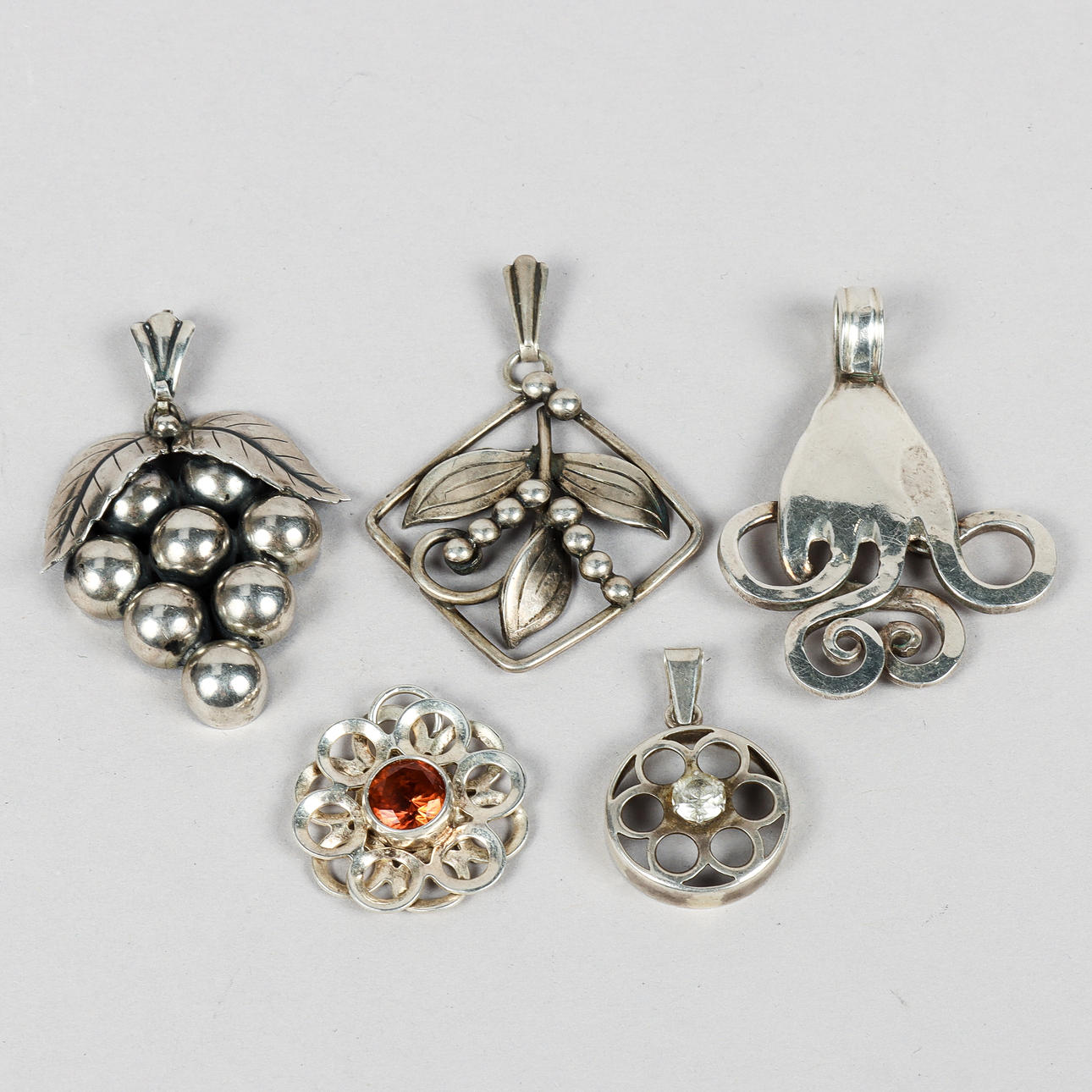 PENDANTS 5 pieces silver.