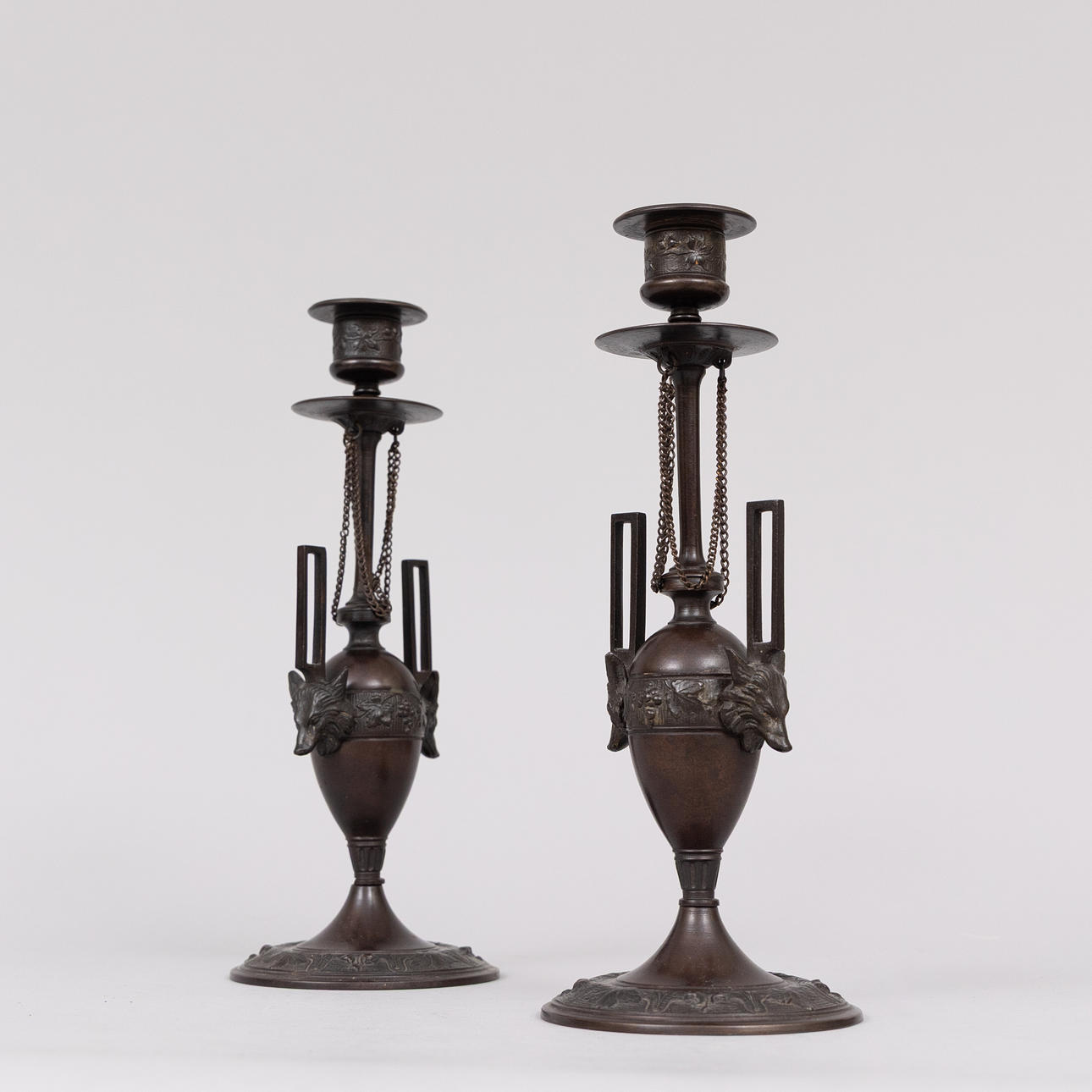 LJUSSTAKAR, patinerad brons, 1900-tal.