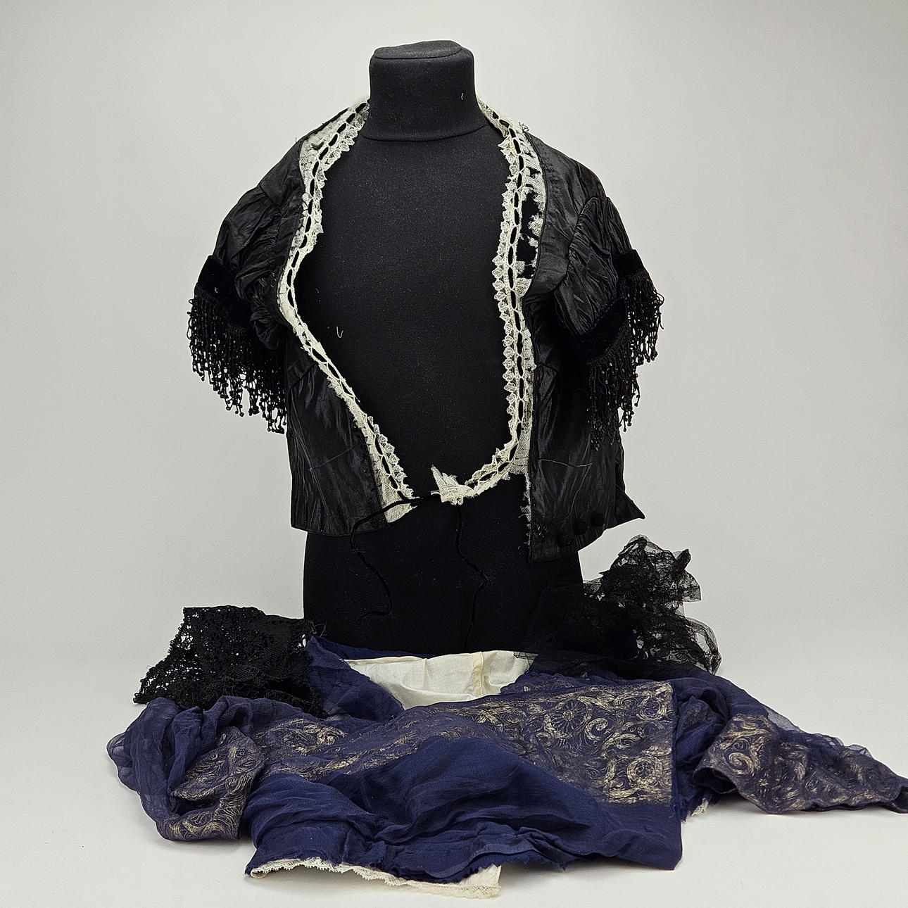 VINTAGEKLÄDER, 4 delar, omkring år 1900.