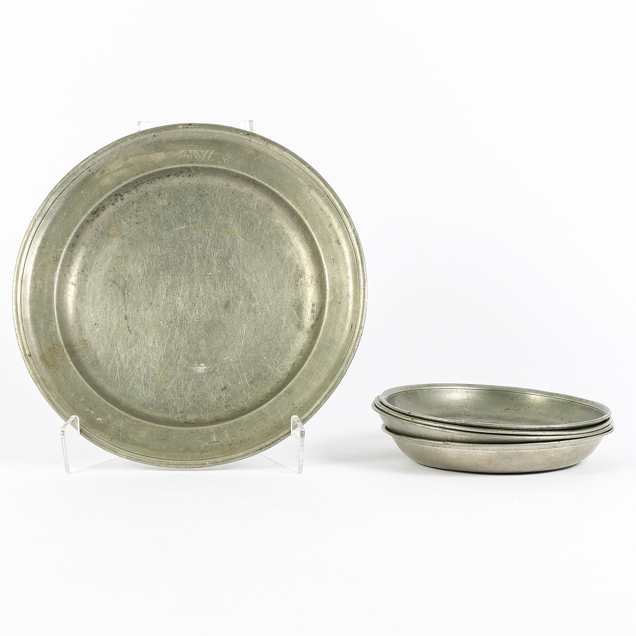 A tin platter, 18th/20th century.
