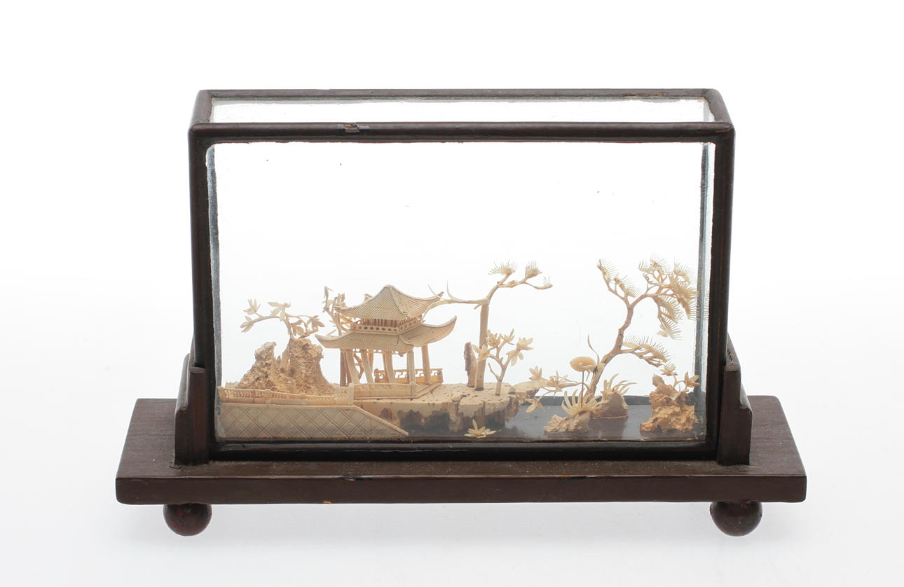 VITRINSKÅP, kork och trä, Kina, 1900-tal.