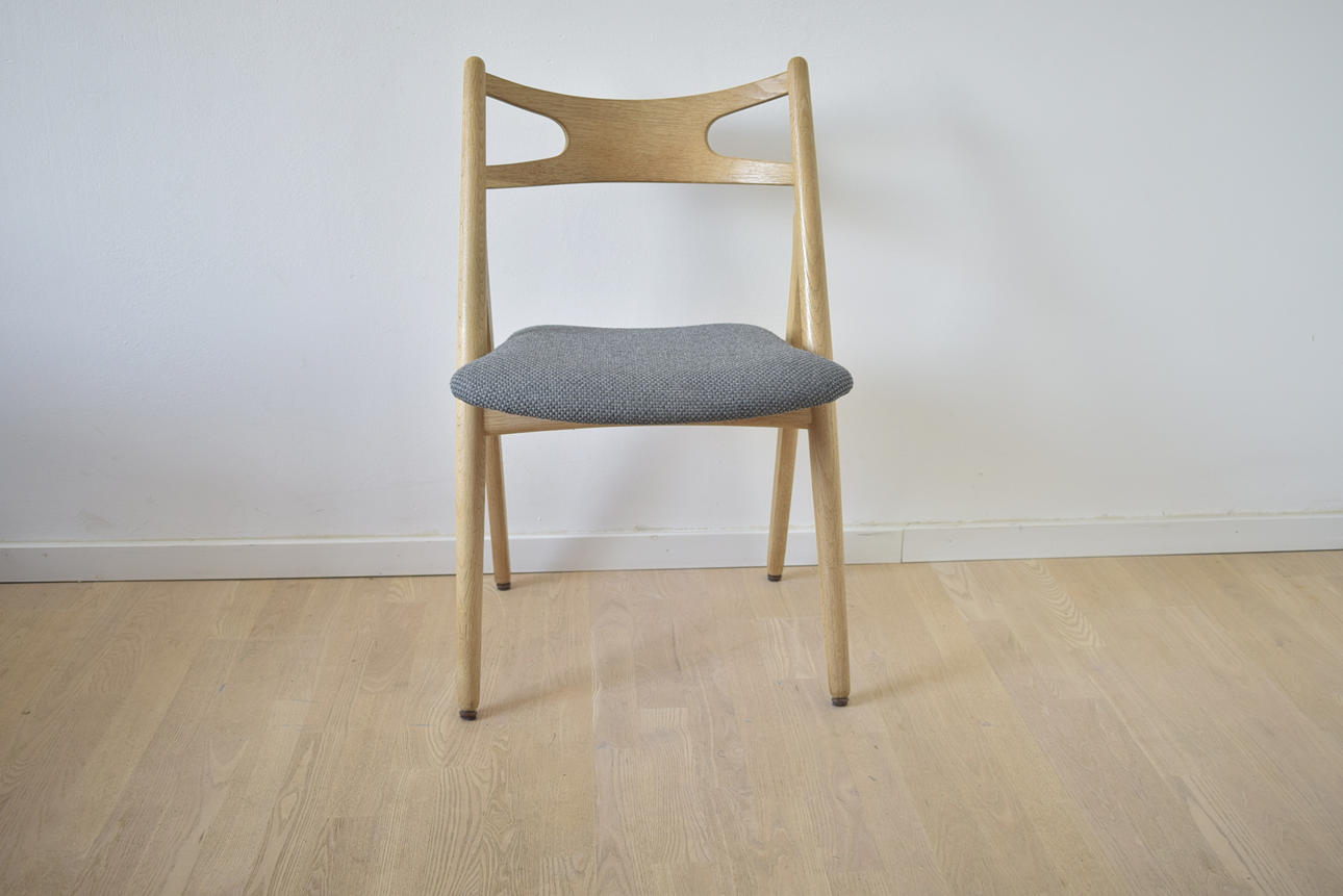HANS J. WEGNER. Saw Horse Chair i ek med vacker grå tygsits, 1900-tal.