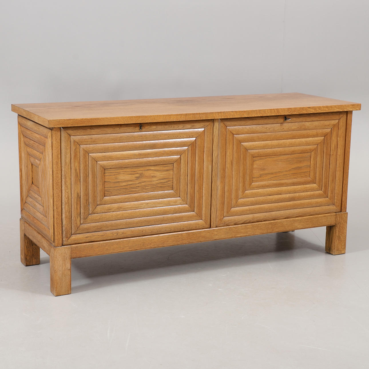 SIDEBOARD, ek, 1900-talets första hälft.