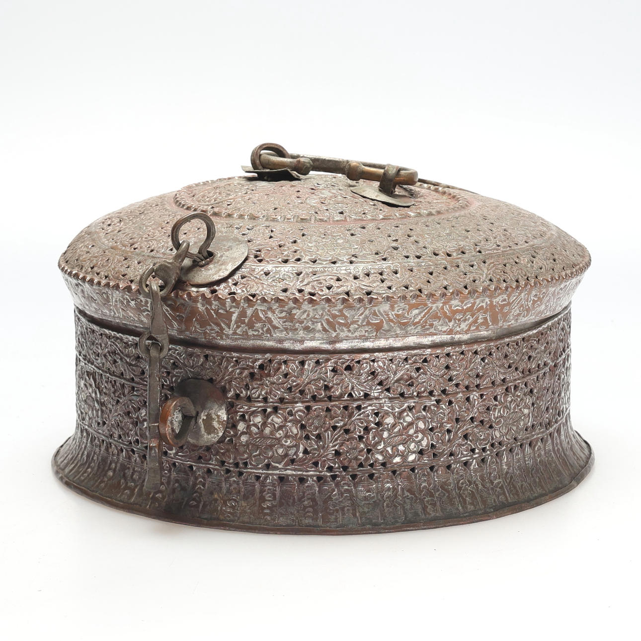 BETELASK. Silver plated copper, India, 8 pieces.