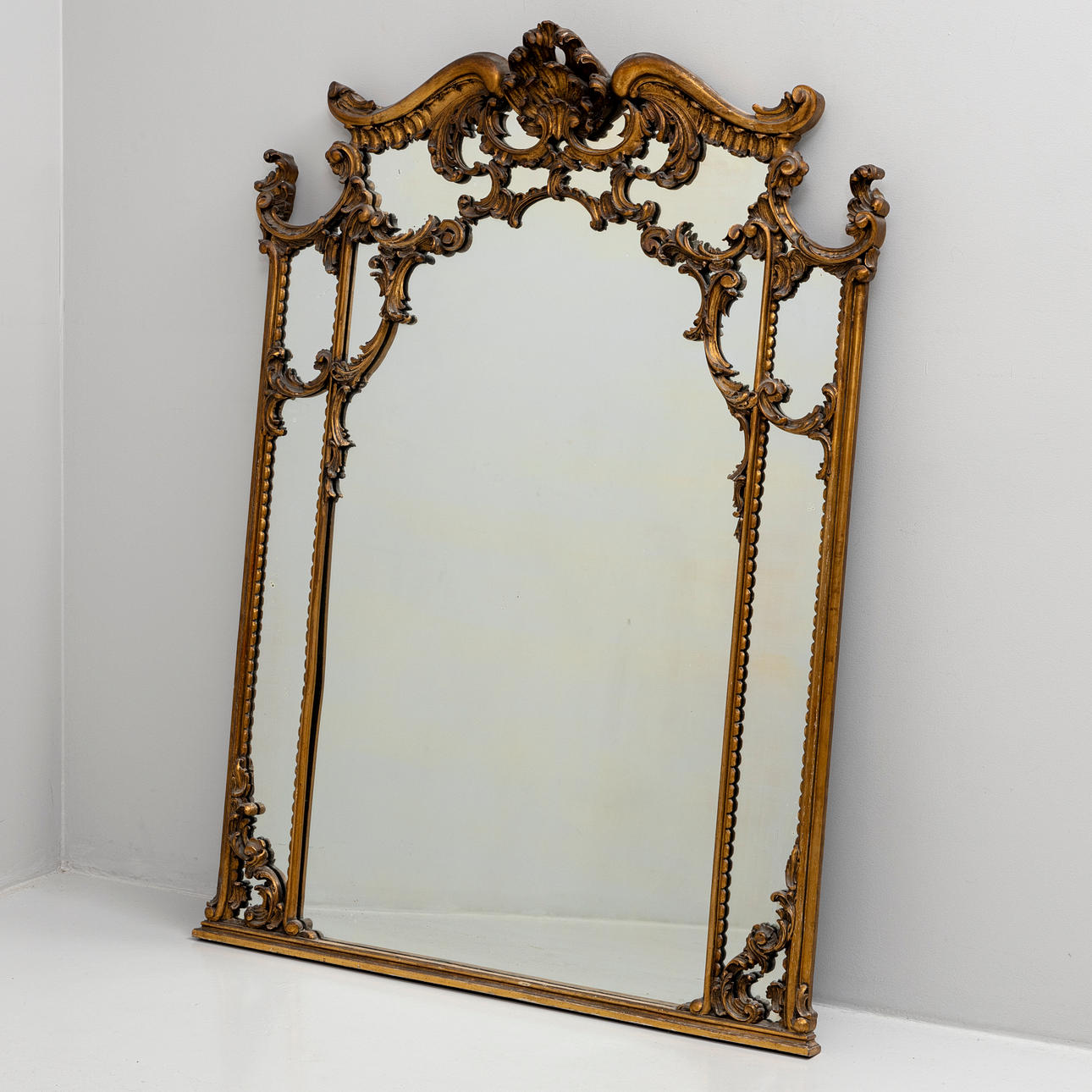 SPEGELFÄLT, rokokostil, 1900-talets andra hälft.