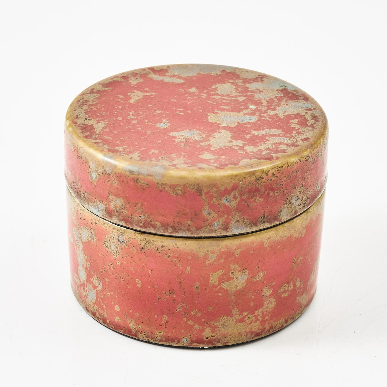 HIS HEDBERG. Box with cover, strong fire faience, signed.