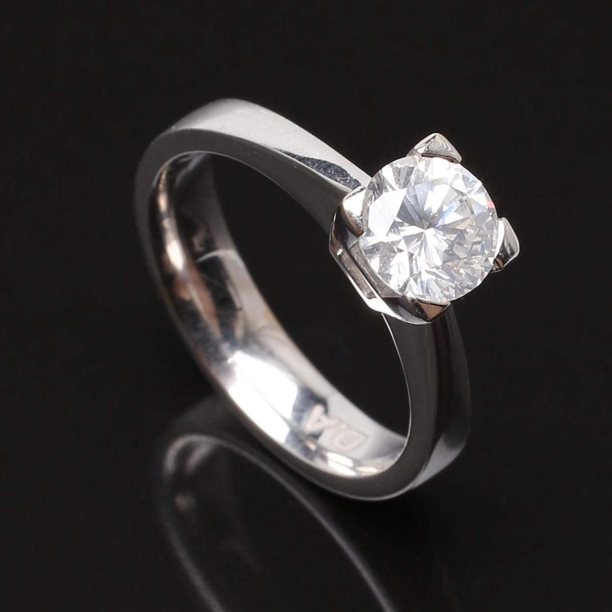 RING i 18K vitguld med diamant 1,20 ct.