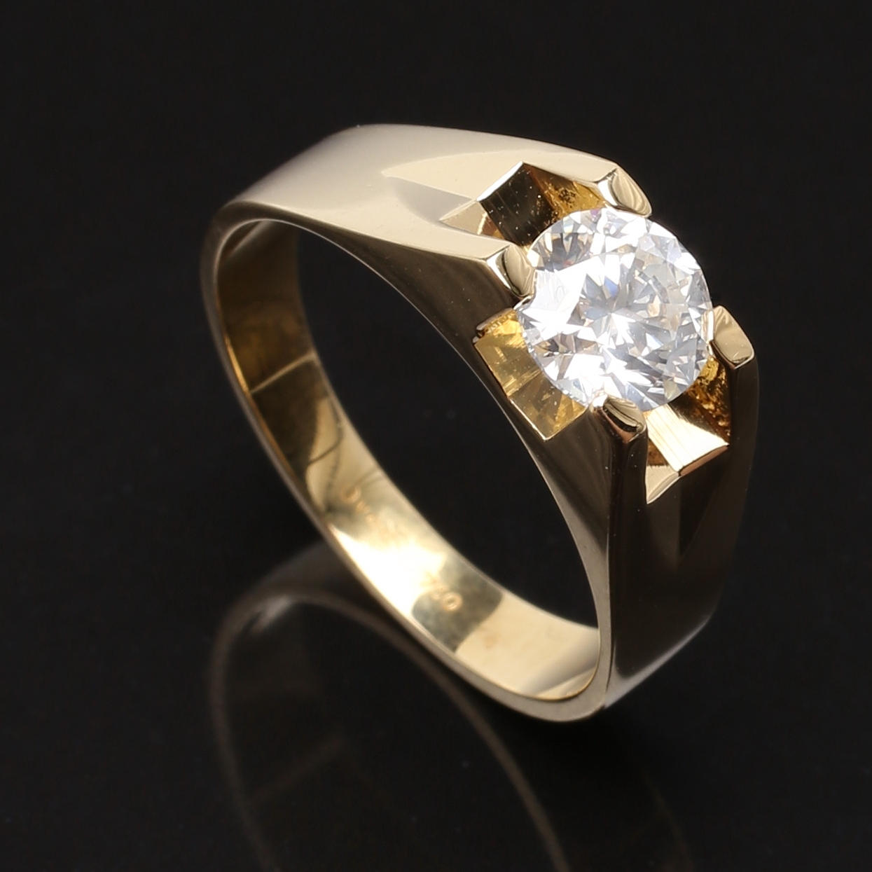 RING i 18k gulguld med diamant 1,01 ct.